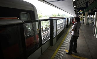 ประตูอัตโนมัติ กั้นชานชาลา รถไฟฟ้า