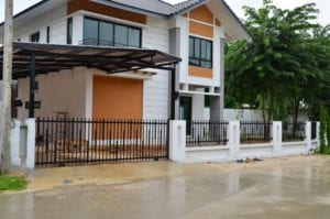 กำแพงบ้านเตี้ย