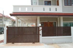 กำแพงบ้านเตี้ย